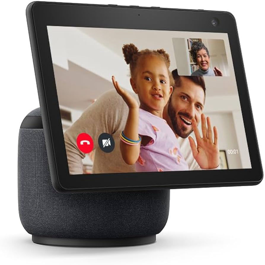 Altavoz inteligente con diseño cilíndrico y malla metálica sobre una mesa, emitiendo ondas de sonido y señal de conexión inalámbrica. En el fondo, una mujer con camisa blanca y cabello suelto sonríe mientras sostiene un smartphone, representando el uso de tecnología de voz y asistentes virtuales.